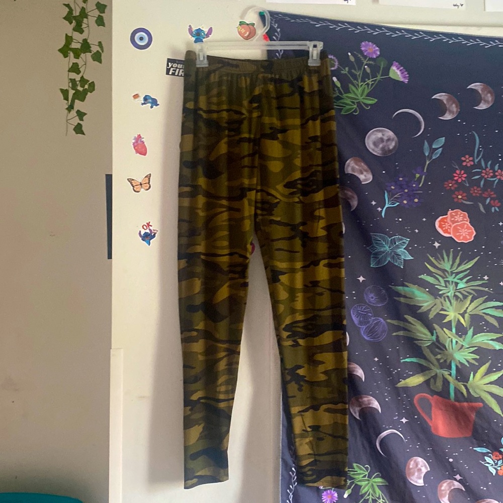 women’s camouflage leggings, good condition